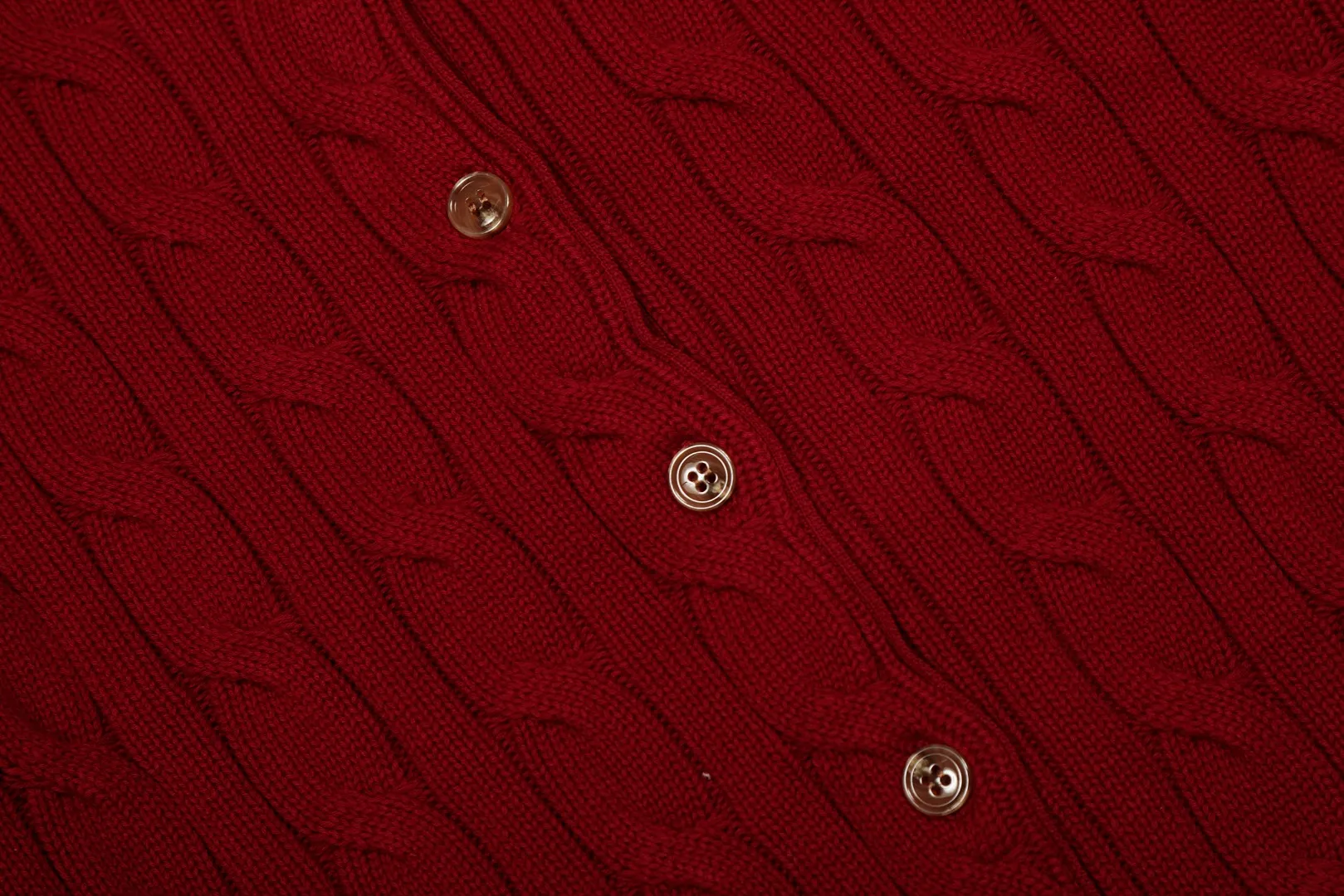 P230 Top quality" Style number: DS006# (not off the shelves all year round) [Ralph Lauren round neck solid color pony embroidery logo twist knitted cardigan] ✅Ralph Lauren Ralph Lauren classic basic versatile knitted cardigan jacket for all seasons ✅Main supplier platform live broadcast Wholesale entity Replacement if out of stock Not off the shelf ✅ZP quality 1:1 version Scan the code to enter the GF website Counter quality ✅Detailed quality The only one in Guangzhou Imported quality cotton yarn Focus on high-end, cost-effective, and good quality. Needless to say, the version is restored to the original version. The maximum size can be worn up to 160 pounds. Loose, comfortable and stress-free. ✅The upper body is simple and easy to match. A must-have for goddess ootd. Good-looking clothes are never picky. Must-have items in goddess wardrobe. Size: S- Navy blue white label Navy blue red label